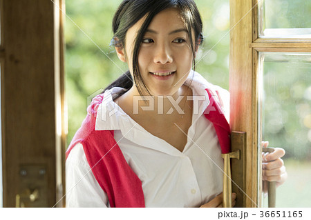 女性　扉　開ける 36651165