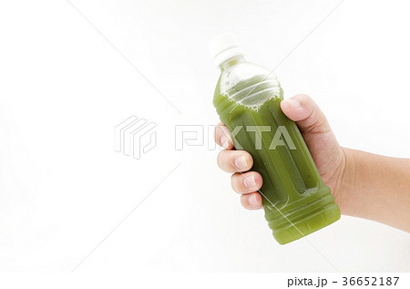 手に持った青汁のペットボトル 36652187