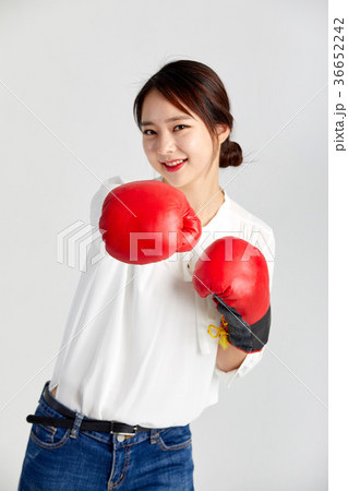 女性 ボクシング グローブの写真素材