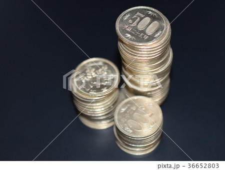 使用済みの五百円硬貨タワー積み 36652803