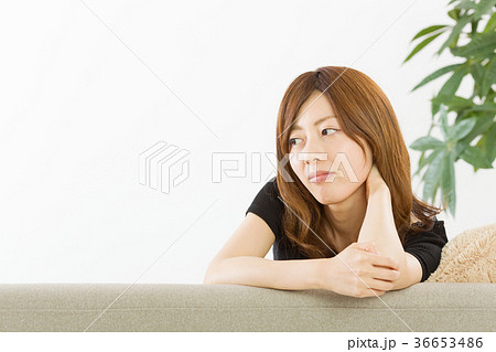 部屋でリラックスする女性 部屋でリラックスする女性 36653486
