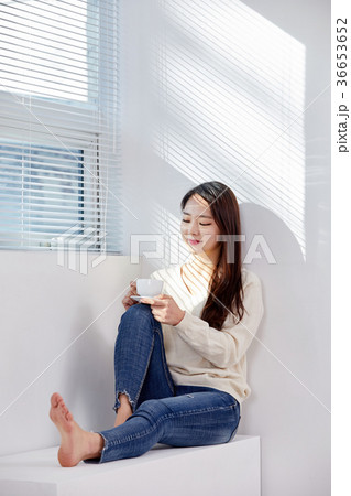コーヒー 窓際 20代 36653652
