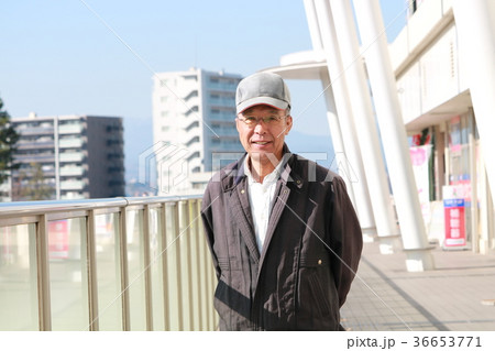待ち合わせをするシニア男性 待ち合わせをするシニア男性 36653771