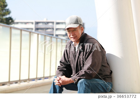 待ち合わせをするシニア男性 待ち合わせをするシニア男性 36653772