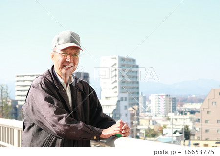 待ち合わせをするシニア男性 待ち合わせをするシニア男性 36653775