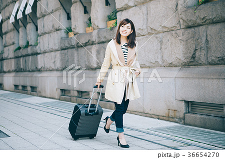 旅行中の女性 36654270