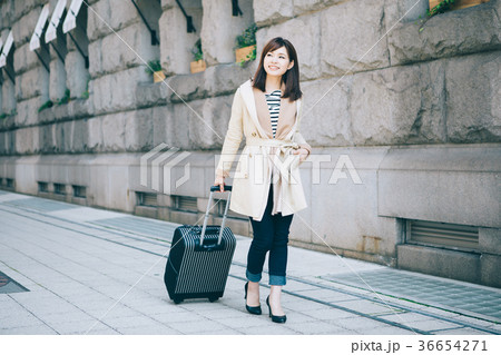 旅行中の女性 36654271