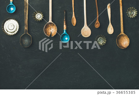 Flat-lay of old vintage kitchen spoons and baking 36655385