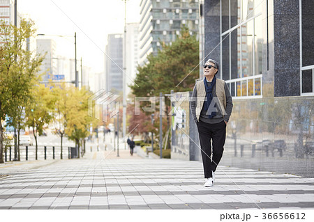 秋 歩く 男 36656612