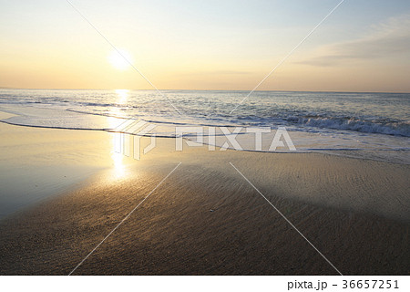 朝焼けの海 愛知県ー渥美半島 太平洋ロングビーチ の写真素材