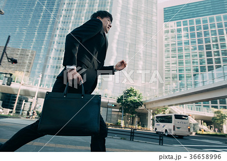 走るビジネスマン 若い日本人男性 走るビジネスマン 若い日本人男性 36658996