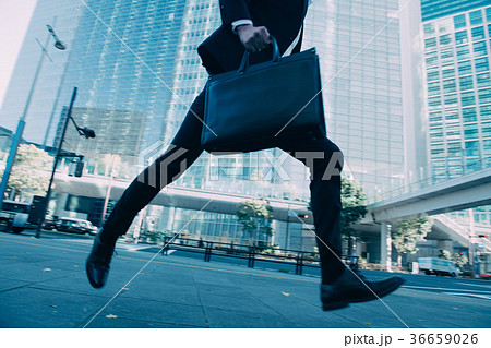 急いで走るビジネスマン 疾走 躍動感の写真素材