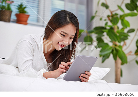 アイパッド iPad 女性 36663056