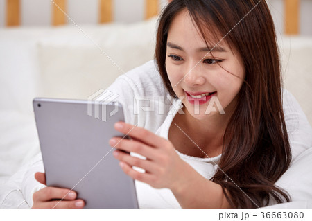 アイパッド iPad 女性 36663080