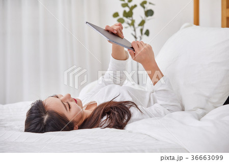 アイパッド iPad 女性 36663099