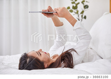 アイパッド iPad 女性 36663100