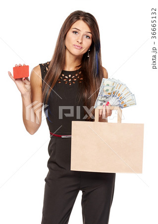 Cash or credit card payment choice. 36665132