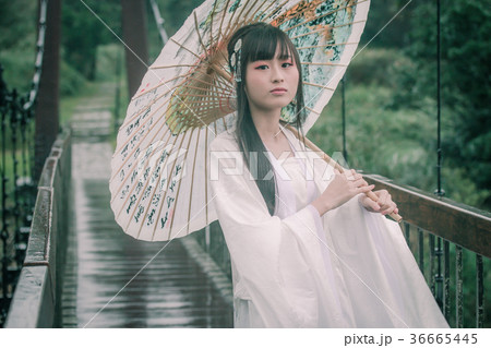 女性 メス 女の人 36665445