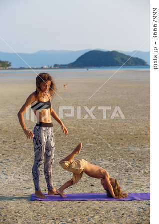 Mother with her son doing yoga 36667999