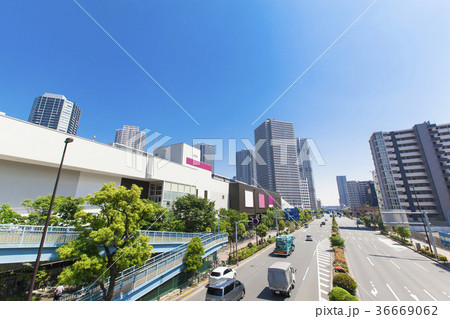 タワーマンションとショッピングモールのある都市風景 タワーマンションとショッピングモールのある都市風景 36669062