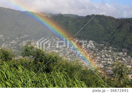 ハワイ タンタラスの丘で虹に出会うの写真素材