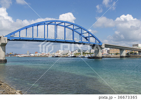 南の浜町緑地公園から見るサザンゲートブリッジ（石垣島） 36673365