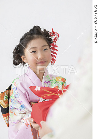 着物姿で贈り物をおくる女の子 36673601
