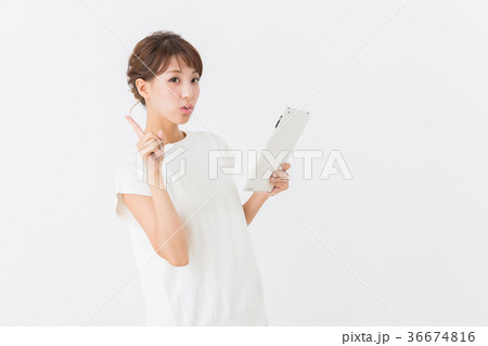 タブレットを見る女性 タブレットを見る女性 36674816