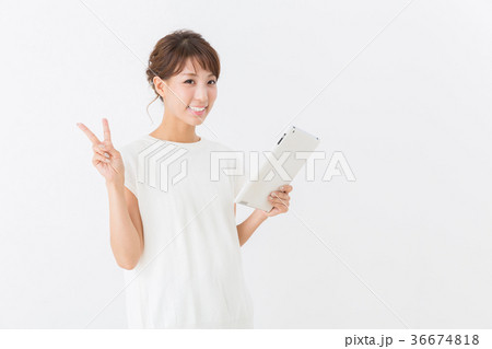 タブレットを見る女性 タブレットを見る女性 36674818