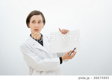 研究発表をする白衣の女性（医者・科学者・学者） 36674995