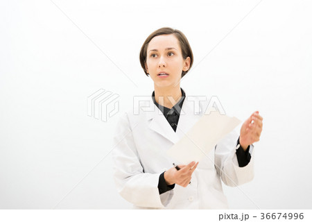 研究発表をする白衣の女性（医者・科学者・学者） 36674996