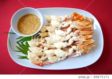 The cooked crab meat is placed on a plate placed 36675171