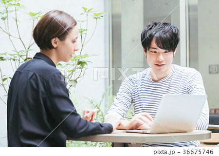 屋外のテラスでミーティングをする外国人の男女（国際化イメージ） 36675746