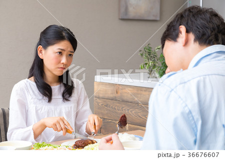 スマホ見ながら食事　不満　怒り　食事をする夫婦　カップル　料理　生活感 36676607
