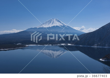 本栖湖の逆さ富士 36677403