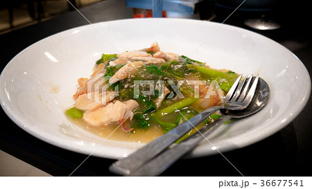 Noodles in thick gravy with pork. 36677541