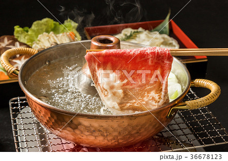 和牛でしゃぶしゃぶ鍋　Shabu-shabu hot pot Japanese beef 36678123