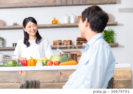 食事をする夫婦 カップル 夫婦 料理 生活感の写真素材