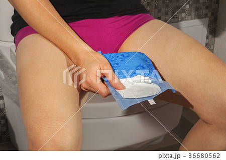woman is going to apply sanitary pad 36680562