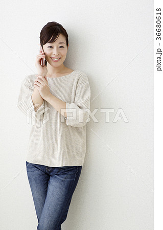 電話中の女性　　　　　　 36680618