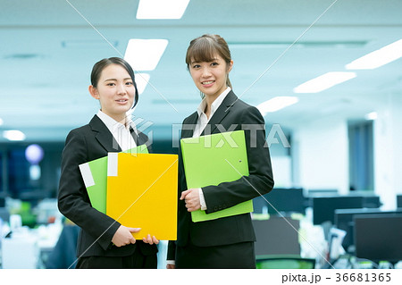 女性会社員　OL　ビジネスイメージ　オフィスレディ 36681365