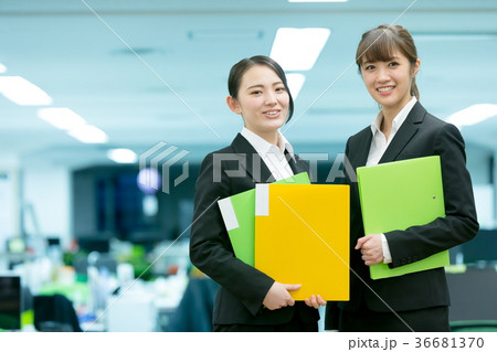 女性会社員　OL　ビジネスイメージ　オフィスレディ 36681370