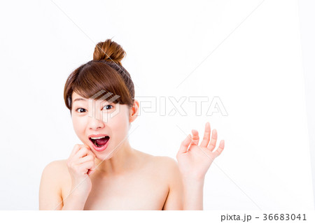 肌の張り　ビューティーイメージ　若い女性　美肌　素肌　スキンケア　白バック　美容イメージ写真素材 36683041