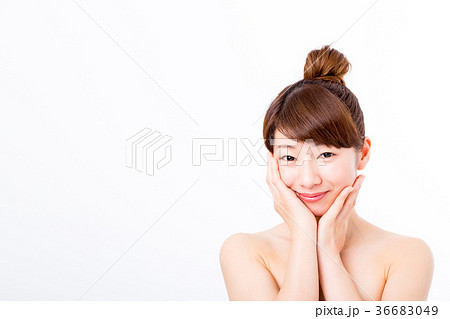 肌の張り　ビューティーイメージ　若い女性　美肌　素肌　スキンケア　白バック　美容イメージ写真素材 36683049