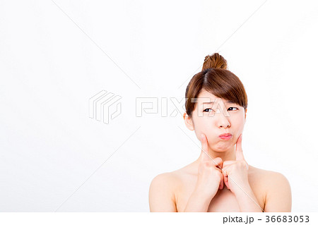 肌の張り　ビューティーイメージ　若い女性　美肌　素肌　スキンケア　白バック　美容イメージ写真素材 36683053