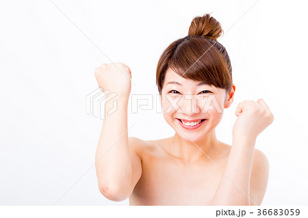 肌の張り　ビューティーイメージ　若い女性　美肌　素肌　スキンケア　白バック　美容イメージ写真素材 36683059