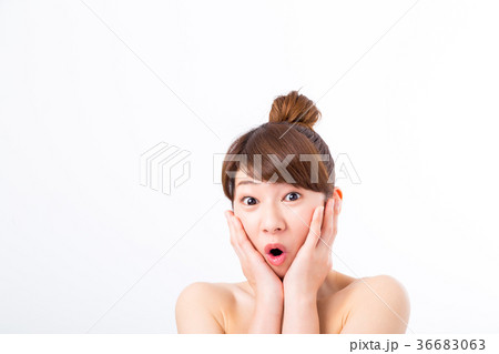 肌の張り　ビューティーイメージ　若い女性　美肌　素肌　スキンケア　白バック　美容イメージ写真素材 36683063