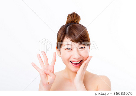 肌の張り　ビューティーイメージ　若い女性　美肌　素肌　スキンケア　白バック　美容イメージ写真素材 36683076
