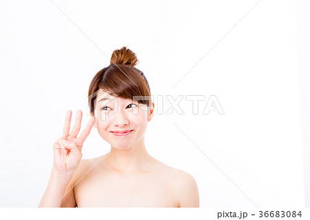 肌の張り　ビューティーイメージ　若い女性　美肌　素肌　スキンケア　白バック　美容イメージ写真素材 36683084