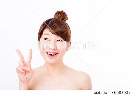 肌の張り　ビューティーイメージ　若い女性　美肌　素肌　スキンケア　白バック　美容イメージ写真素材 36683087